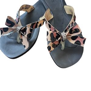 Guess - Women's Bow Flip Flop Sandals in Multicolor Leopard Print